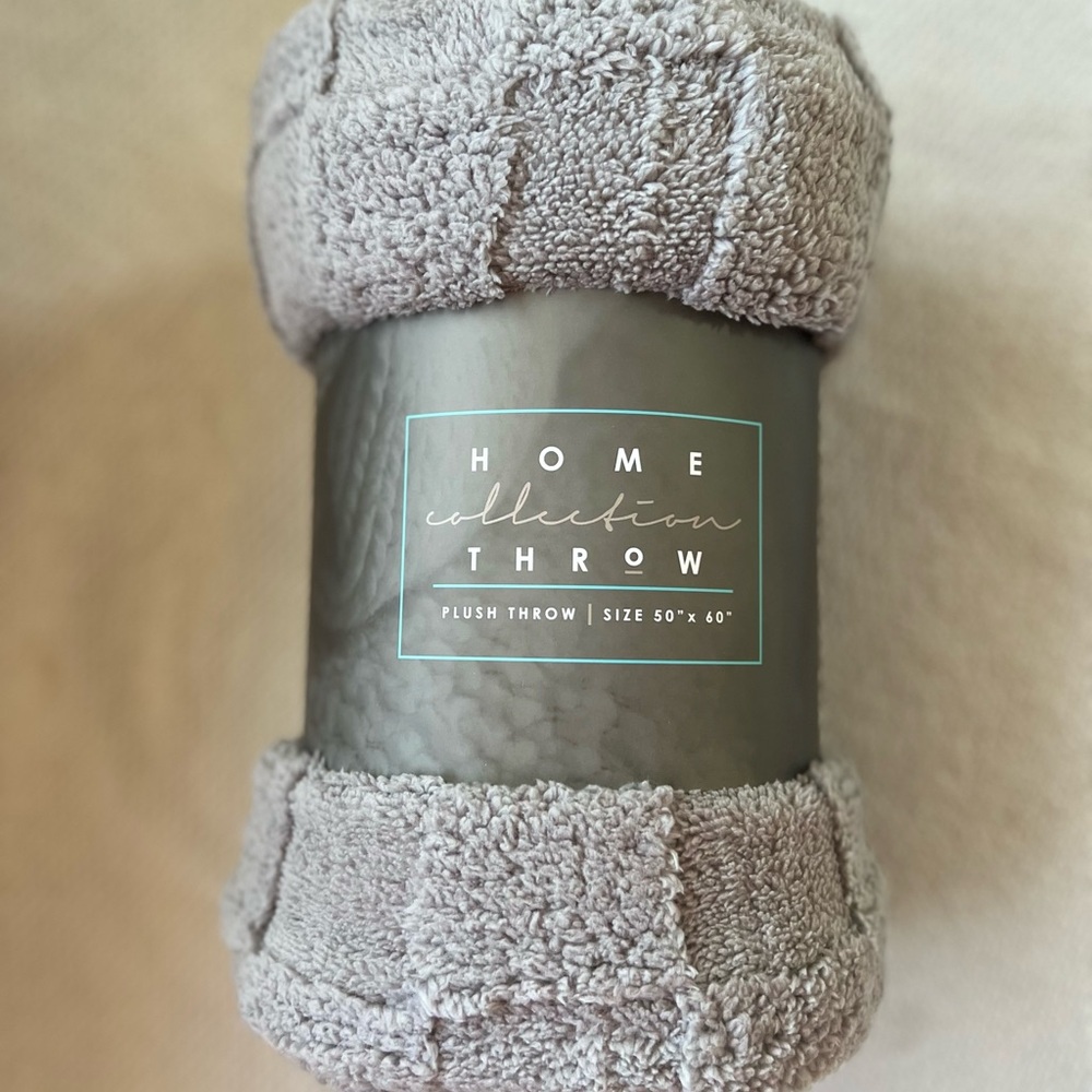 NWT Home Collection Plush Throw